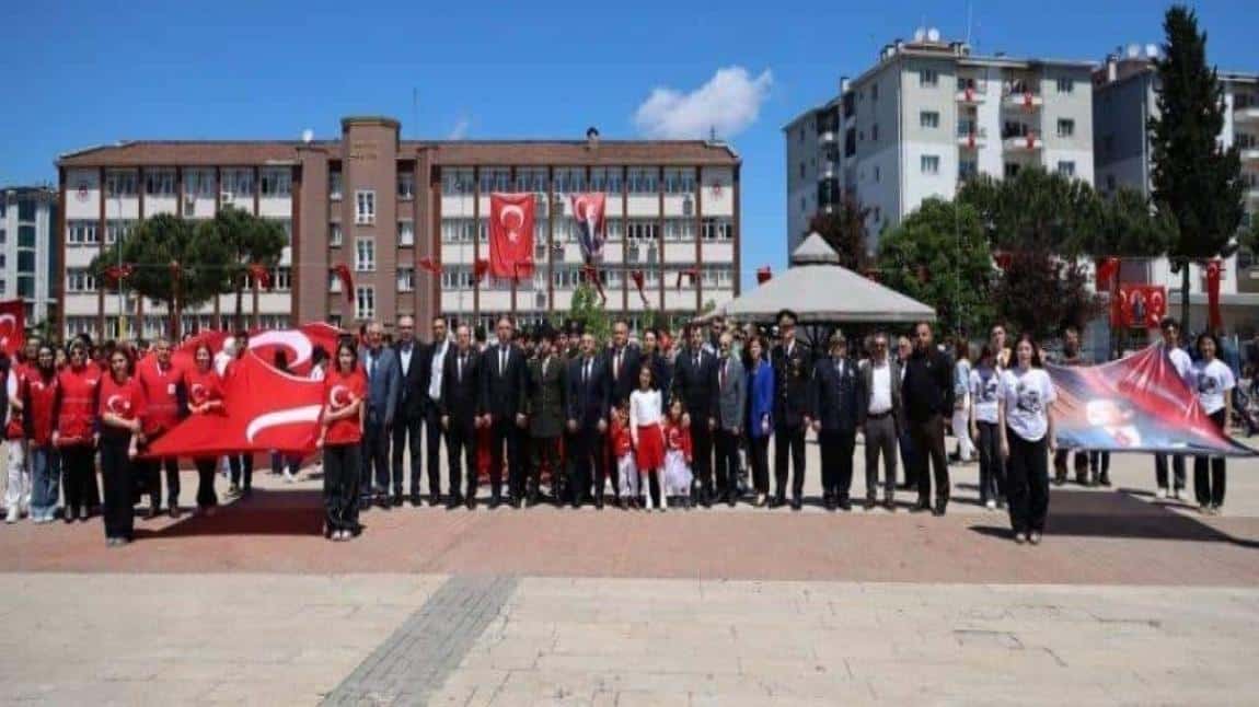 19 Mayıs İlçe Programında Okulumuzdan Göz Dolduran Final Gösterisi